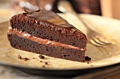 Ein Stück Schokoladenkuchen mit Kakaocreme