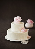 A festive vanilla cake with roses