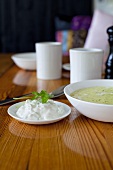 Möhren-Linsen-Suppe mit Cashews und Raita