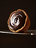 Ein Himbeertörtchen mit Schokoladencreme