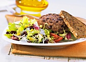 Kidney-Burger mit gemischtem Salat