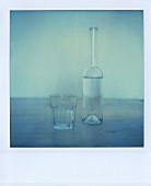 Wasserflasche mit Glas