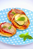 Mini pizzas with zucchini, cheese and basil