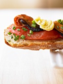 Toast with tomatoes and mussels