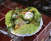 Pochierte Eier mit Gemüsesalat im Wirsingblatt