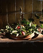 Frische Äpfel mit Blättern waschen