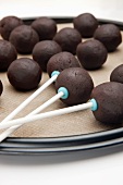 Eingetauchte Lutscherstielspitzen in Cake Pops gesteckt