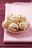 Profiteroles in einer Schale