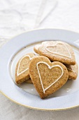 Shortbread hearts with pecan nuts and maple syrup