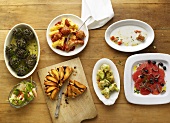 Italienisches Buffet mit verschiedenen Gerichten; eines leer gegessen