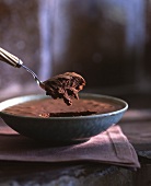 Mousse au Chocolat in Schale & auf Löffel