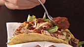 Taco-Shell mit Hähnchenfleisch und Salsa