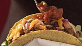 Taco-Shell mit Hackfleisch und Salsa