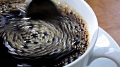 Eine Tasse Kaffee umrühren