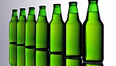 Sieben grüne Bierflaschen