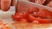 Tomaten in kleine Würfeln schneiden