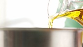 Olivenöl in einen Topf geben, Zwiebeln zufügen
