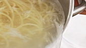 Gegarte Spaghetti abseihen