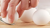 weiße Eier mit einem Löffel entnehmen