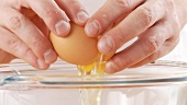 Frische Eier in eine Schüssel aufschlagen