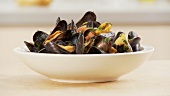 Cozze al vino bianco (mussels in a wine sauce, Italy) being made (English Voice Over)