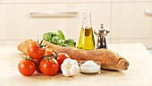 Weißbrot, Tomaten, Knoblauch, Öl, Pfeffer, Basilikum und Salz