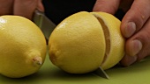 Eine Zitrone halbieren