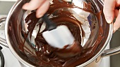 Schokolade über Wasserbad schmelzen lassen
