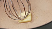 Ein Stück Butter in die Bratensauce rühren