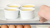 Crème Caramel im Kühlschrank auskühlen lassen