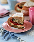 Mit Anitpasti gefülltes Brot zum Picknick