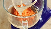 Karottenkuchen mit Frischkäsecreme zubereiten (USA)