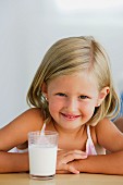 Ein junges Mädchen mit einem Glas Milch