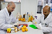 Eine Lebensmitteltechniker im Labor testen Orangensaft