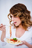 Junge Frau isst Spaghetti