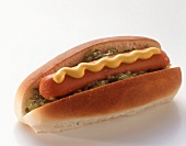 Ein Hot Dog mit Senf und Relish