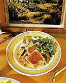 Blattsalat mit Artischockenherzen & gegrilltem Thunfisch