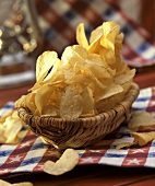 Chips in Bastschale auf amerikanischer Tischdecke