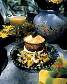 Burger mit Pitabrot & pikantem Salat, Cocktail