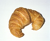 Ein Croissant auf weißem Untergrund