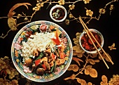 Entenragout mit Gemüse & Reis auf asiatischem Teller