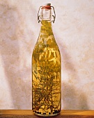Eine Flasche Kräuteressig mit Rosmarin und Petersilie