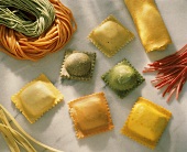 Verschiedene selbstgemachte Nudelsorten (Ravioli, Spaghetti)