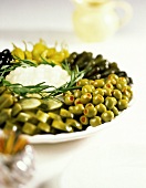 Vorspeisenteller mit Oliven, Gewürzgurken, Perlzwiebeln