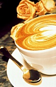Eine Tasse Kaffee mit dekorativem Milchschaummuster