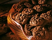 Chocolate Chip Cookies (Schokoladenkekse) in Korb