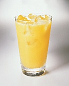 Ein Glas Orangensaft mit Eiswürfeln