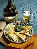 Quesadillas mit Käsefüllung, grüner Salsa & ein Krug Bier