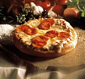 Kleine Salami-Pizza mit Käse