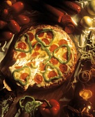 Ganze Pizza mit Salami & Paprika, ein Stück davon angehoben
